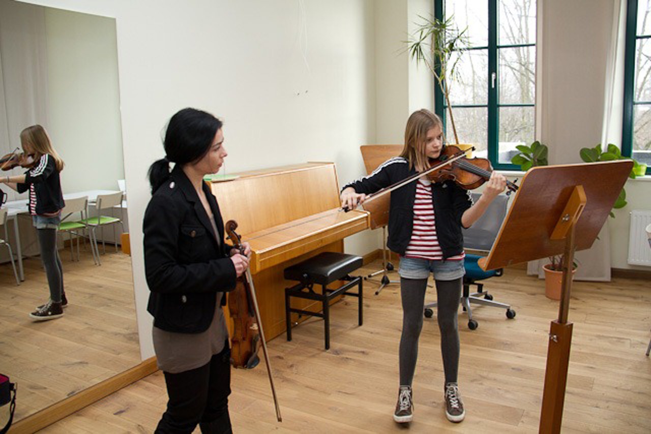Johanna Voger bereitet sich mit ihrer Lehrerin Iskra Naumova am Konservatorium auf den Landeswettbwerb "Jugend musiziert" vor