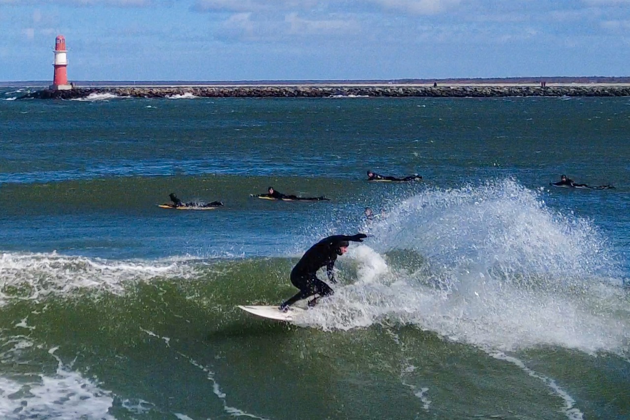 Wellenreiten im Seekanal Rostock - Surfer suchten in Warnemünde nach der perfekten Welle