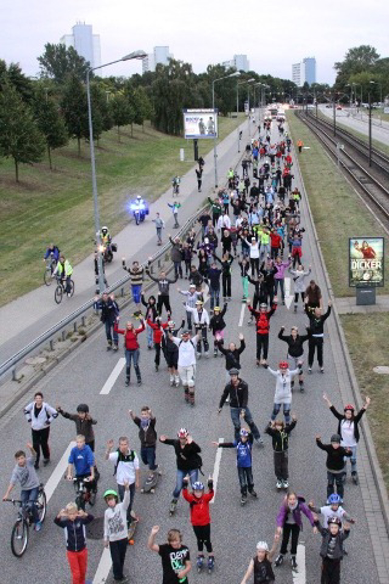 Das gesamte Teilnehmerfeld der Rostocker Skater- und Boardernight 2012