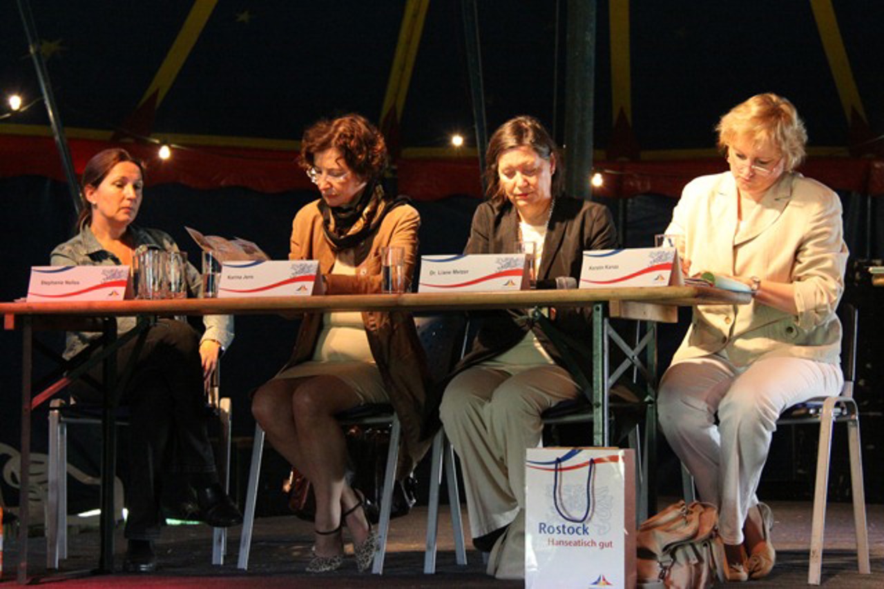 Von links: Stephanie Nelles (Integrationsbeauftragte), Karina Jens (Bürgerschaftspräsidentin), Liane Melzer („. Stellvertreterin des Oberbürgermeisters), Kerstin Kanaa (Pressebüro der Hansestadt)