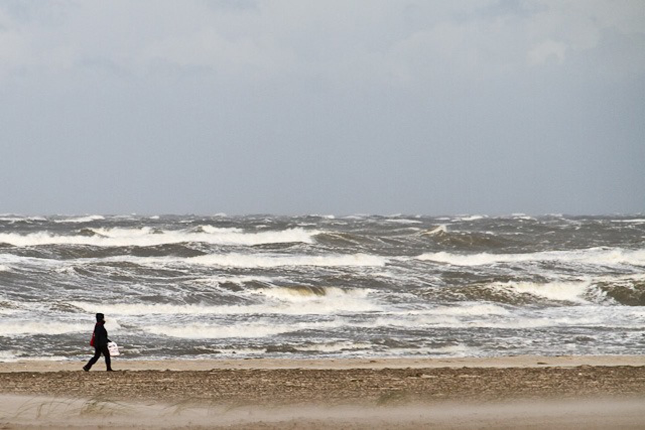 stürmischer Spaziergang am Strand von Warnemünde