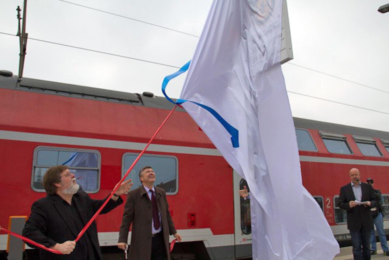 Minister Volker Schlotmann und RSAG-Vorstand Michael Schroeder bei der Einweihung des ÖPNV-Verknüpfungspunktes Warnemünde Werft