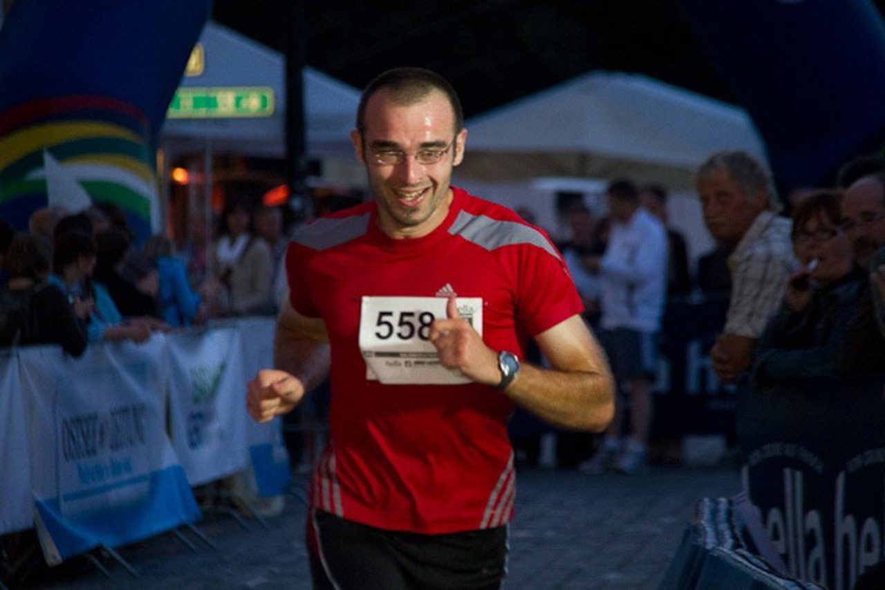 Als Zweiter lässt Enrico Gäbe die Halbmarathonstrecke hinter sich.