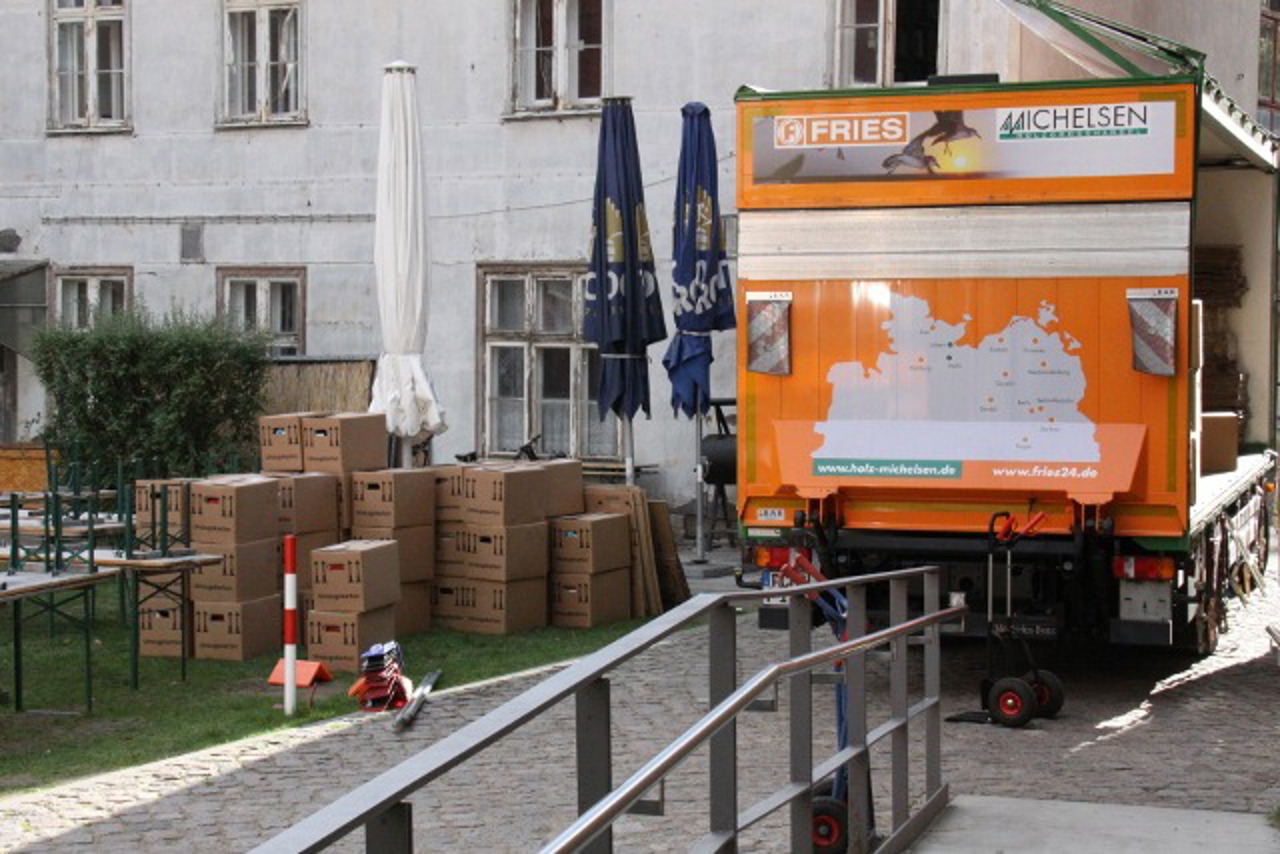 Noch schlummern die Bücher aus der Bibliothek von Uwe Johnson in Umzugskartons und in den LKW