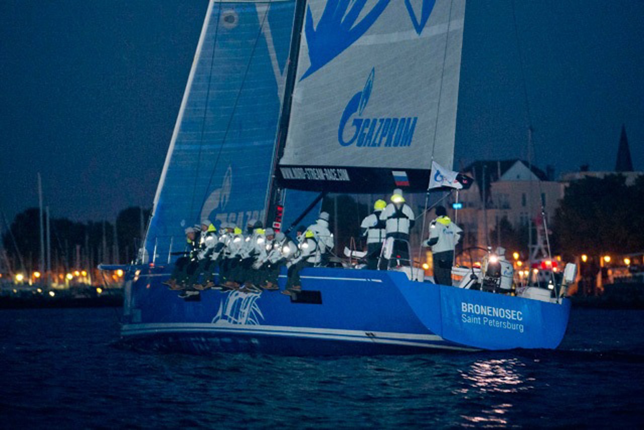 Bronenosec/Team Russia bei der nächtlichen Zielankunft in Warnemünde, Foto: onEdition