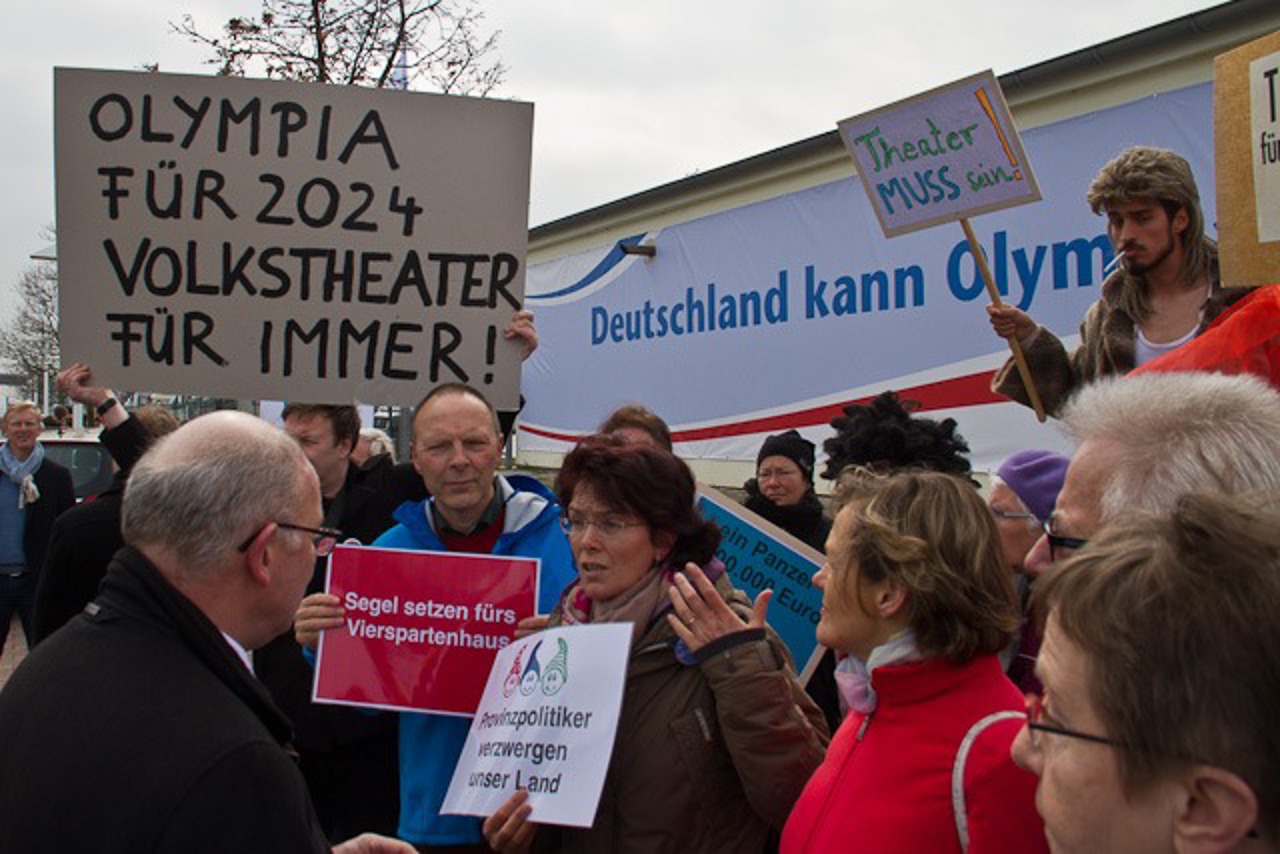 Am Passagierkai hatten sich auch Demonstranten versammelt, die gegen die Theaterpolitik von Stadt und Land demonstrierten.