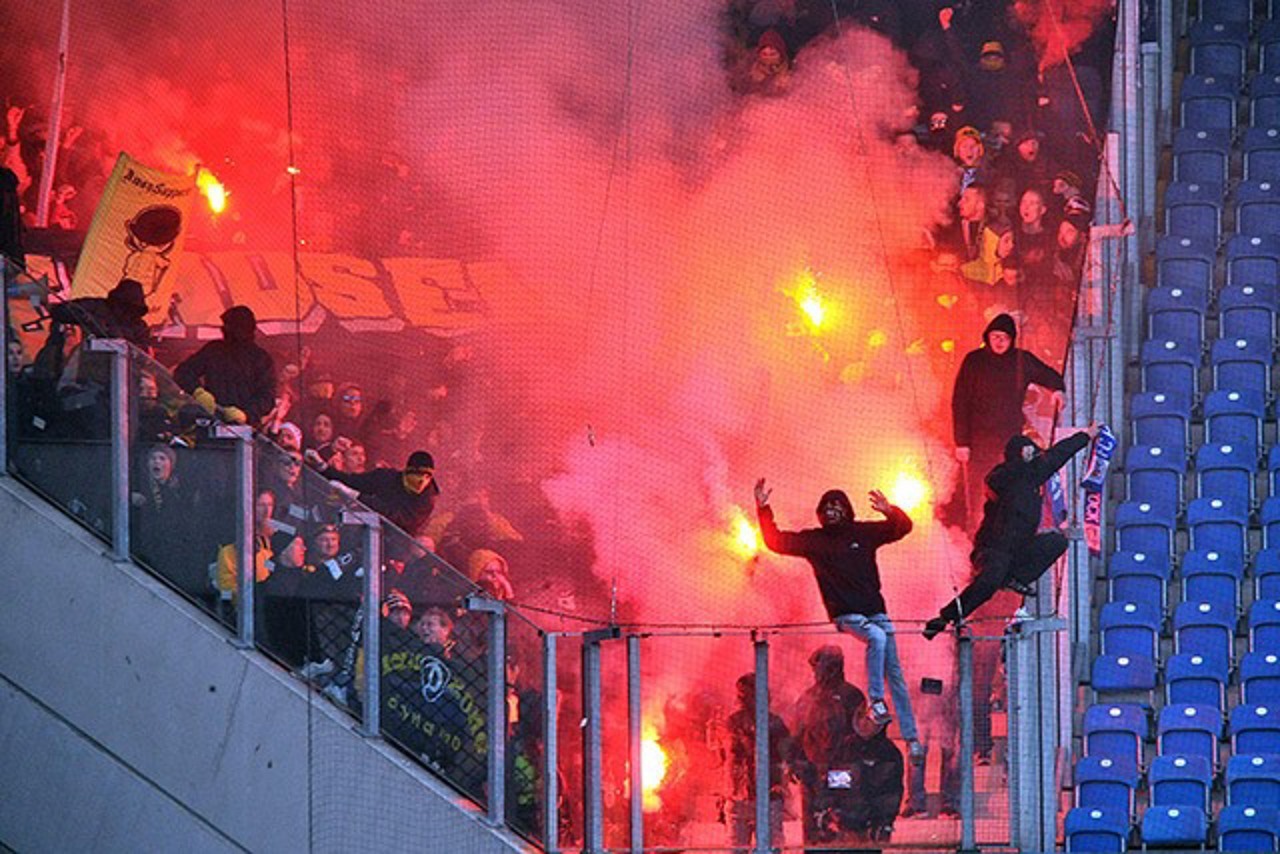 Pyrotechnik im Dresdner Gästeblock führte zu einer Spielunterbrechung