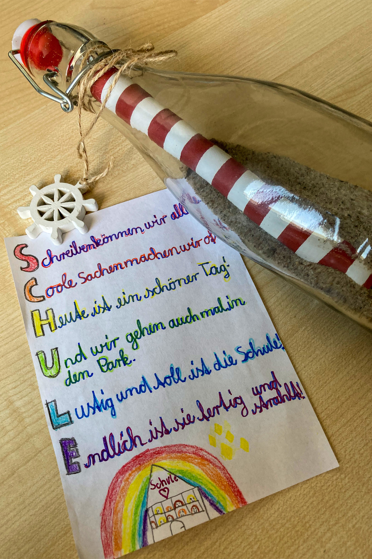 Eine Flaschenpost gab es zur offiziellen Eröffnung der Heinrich-Heine-Grundschule in Rostock-Warnemünde auch