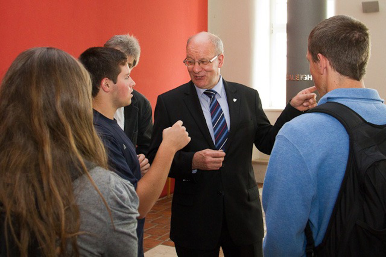 Roland Methling empfängt Highschoolschüler aus Raleigh im Rathaus