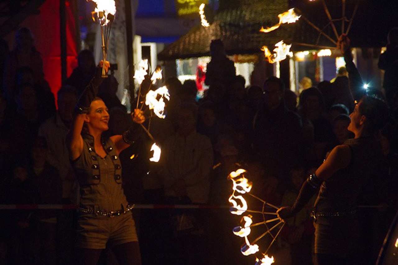 Feuershows gehören zum Programm der Rostocker Lichtwoche.