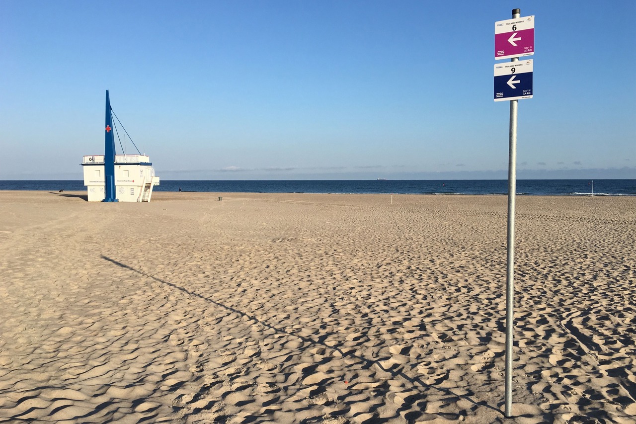 Beschilderung der Thalasso-Kurwege am Strand von Warnemünde (Foto: TZRW)
