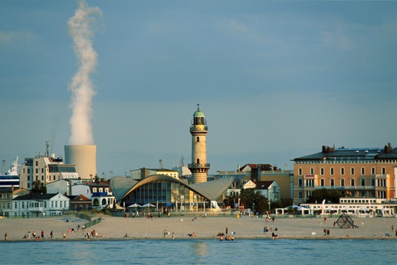 Der Warnemünder Leuchtturm mit Teepott