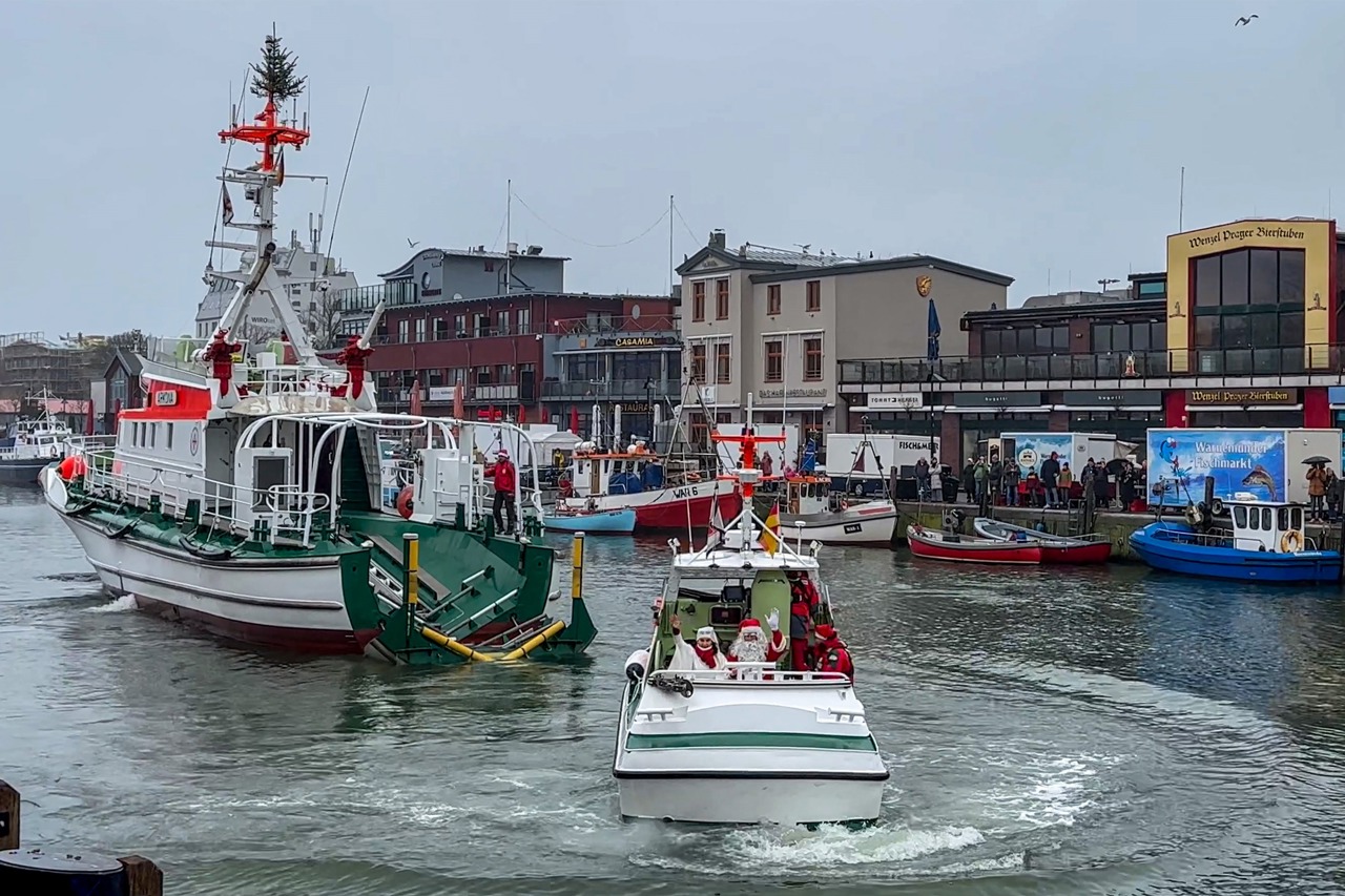 Mit Seenotkreuzer und Tochterboot kam der Weihnachtsmann heute nach Warnemünde
