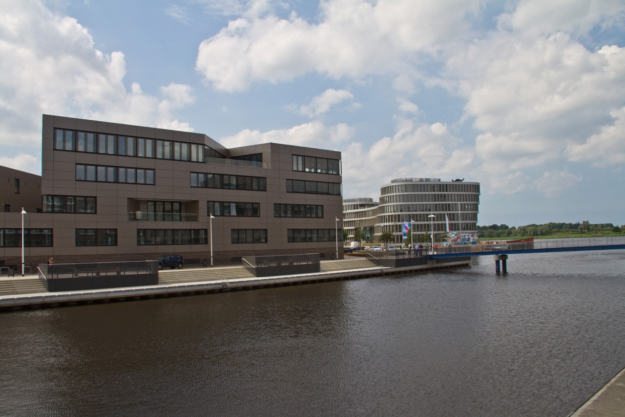 Uferpromenade vor dem neuen Gebäude der Firma Centogene