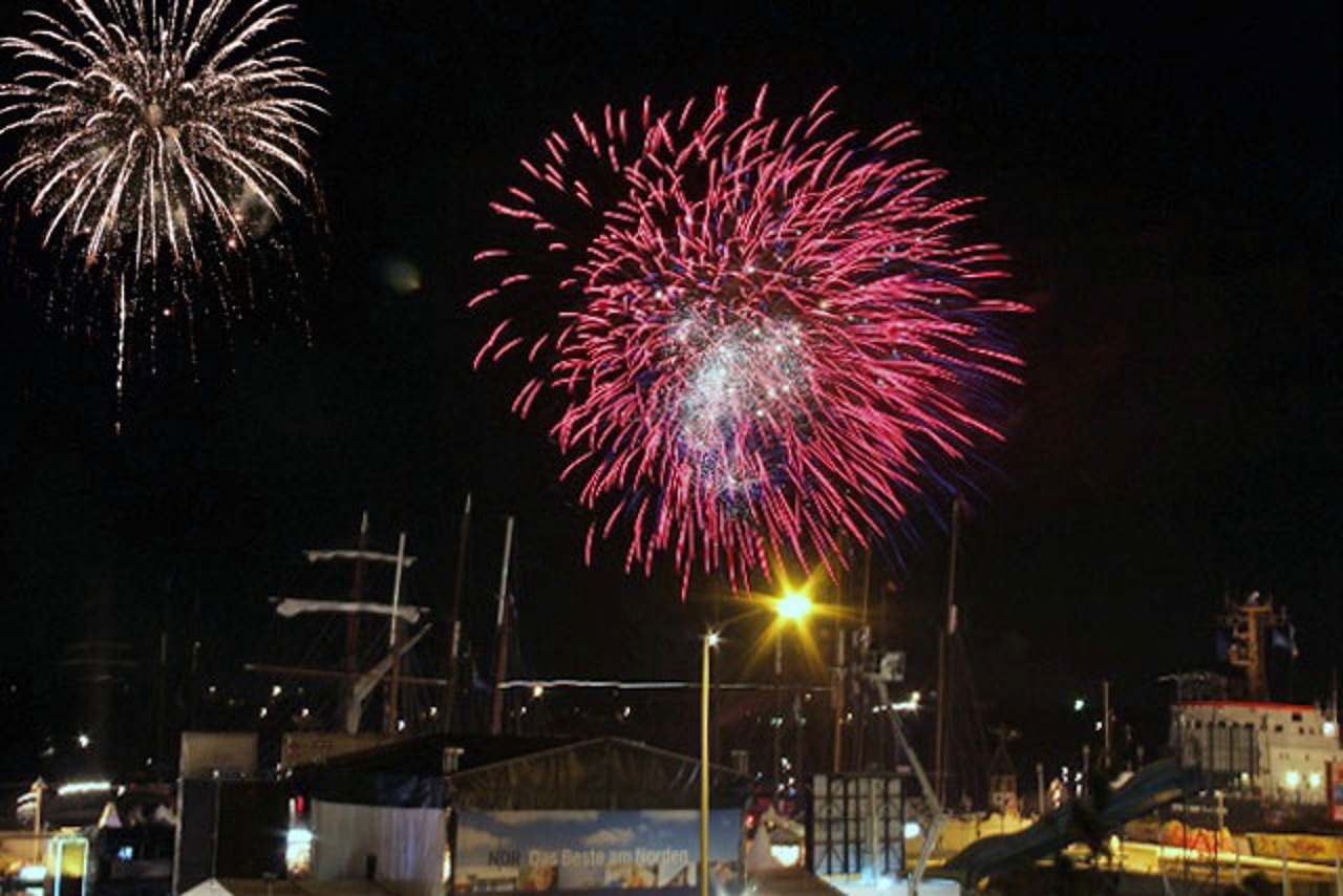 Hanse Sail 2010 - Feuerwerk im Statdhafen