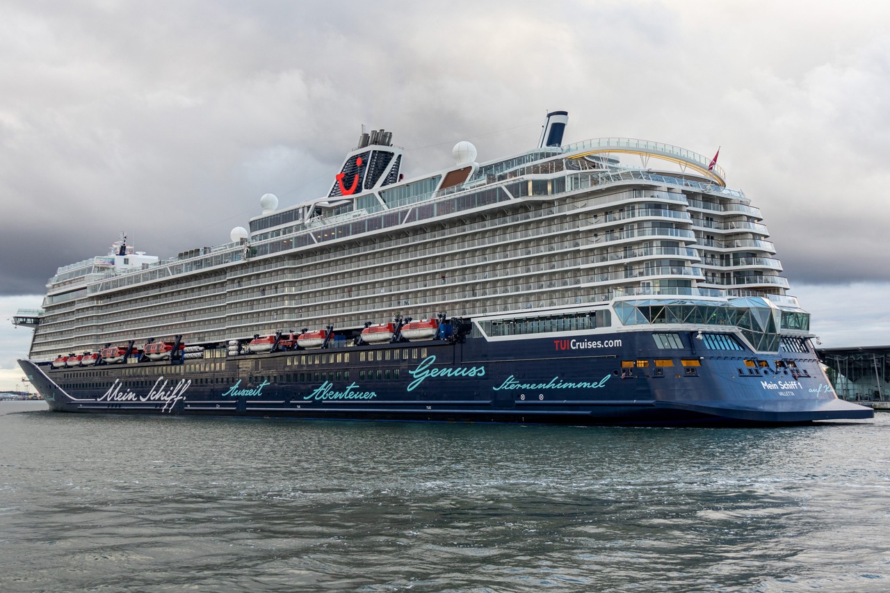 Kreuzfahrtschiff „Mein Schiff 1“ in Rostock-Warnemünde