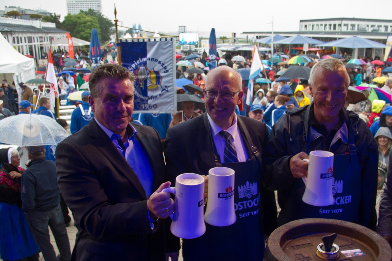 Roland Methling (Mitte) beim Fassbieranstich zur Eröffnung der Warnemünder Woche
