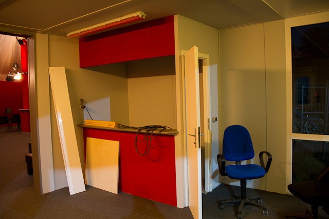 Noch befindet sich die Theaterkasse im Eingangsbereich des Theaterzeltes im Bau