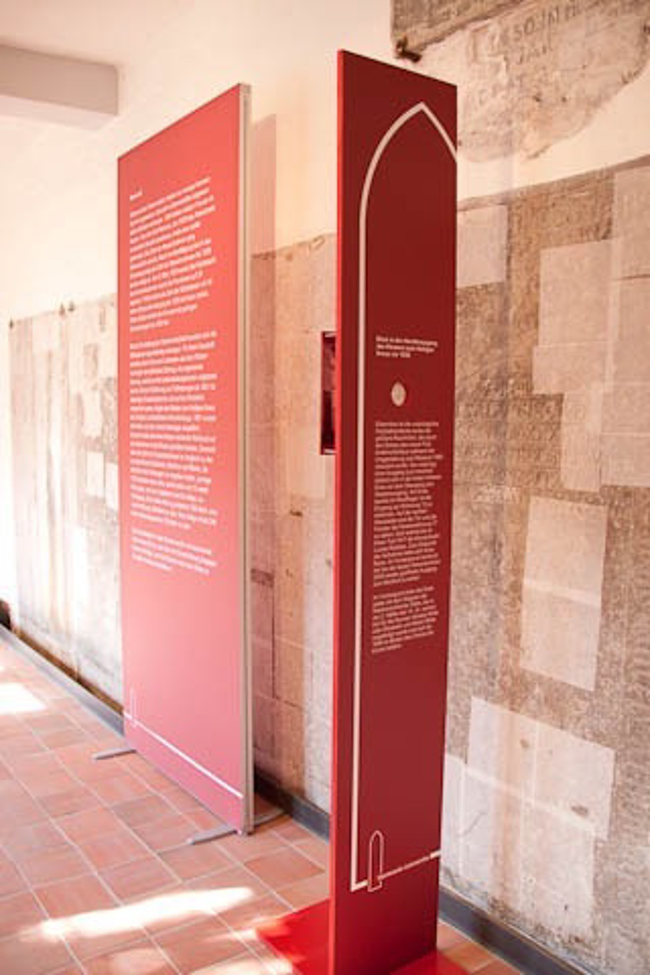 Gucklöcher im Kloster zum Heiligen Kreuz