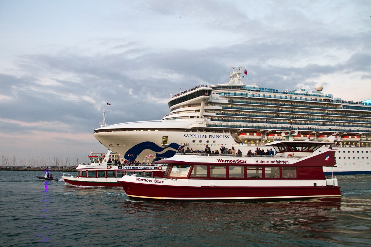 Ausflugsboote begleiten zum Abschied die Sapphire Princess