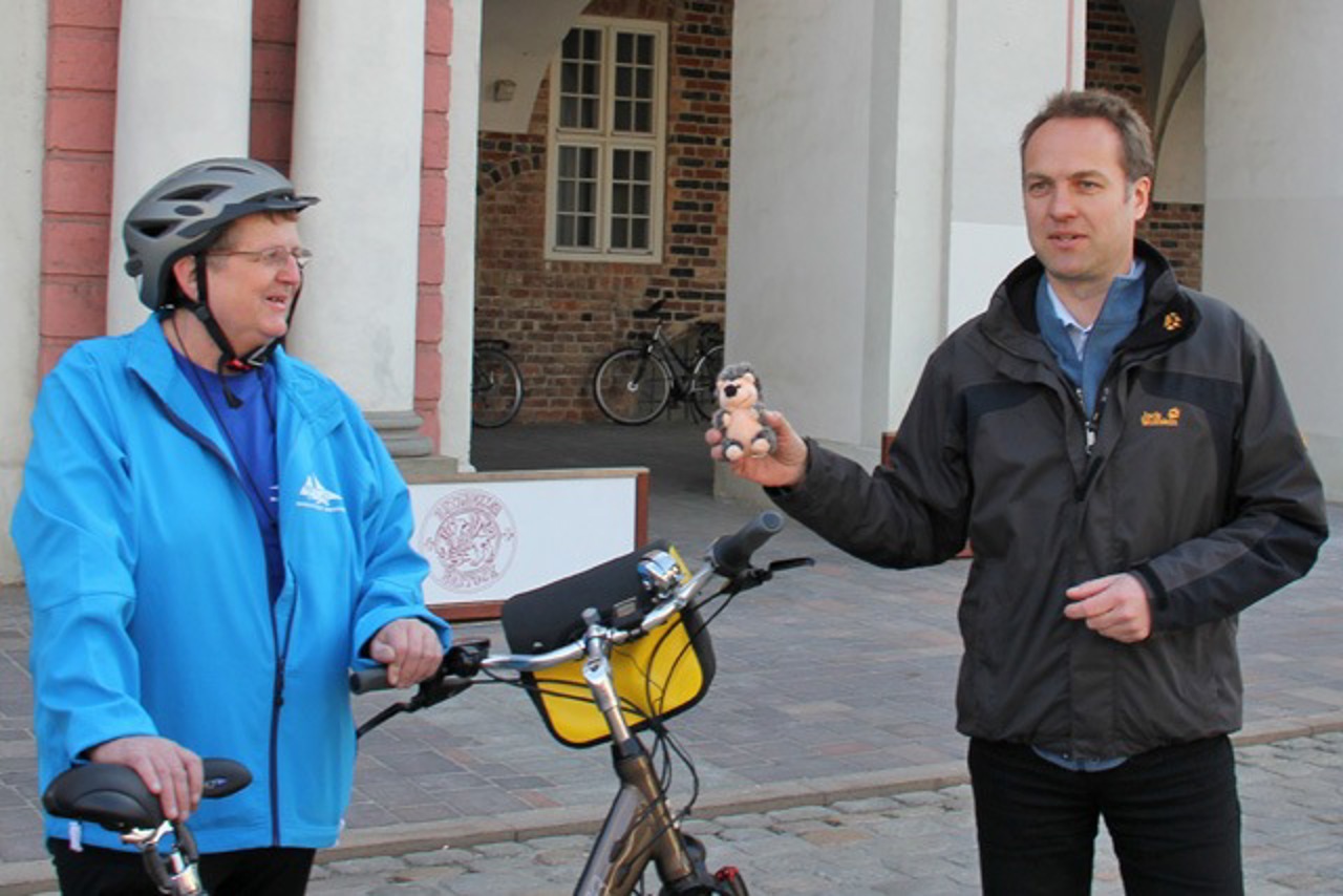 Rostocker Radwegewart Peter Schmidt mit Umweltsenator Holger Matthäus