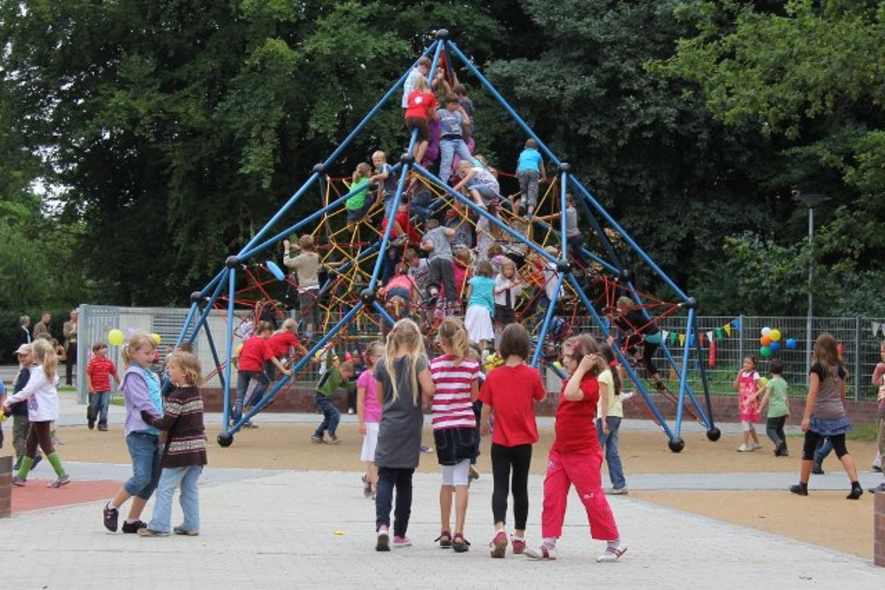 Kletterpyramide, John-Brinckmnn-Schule