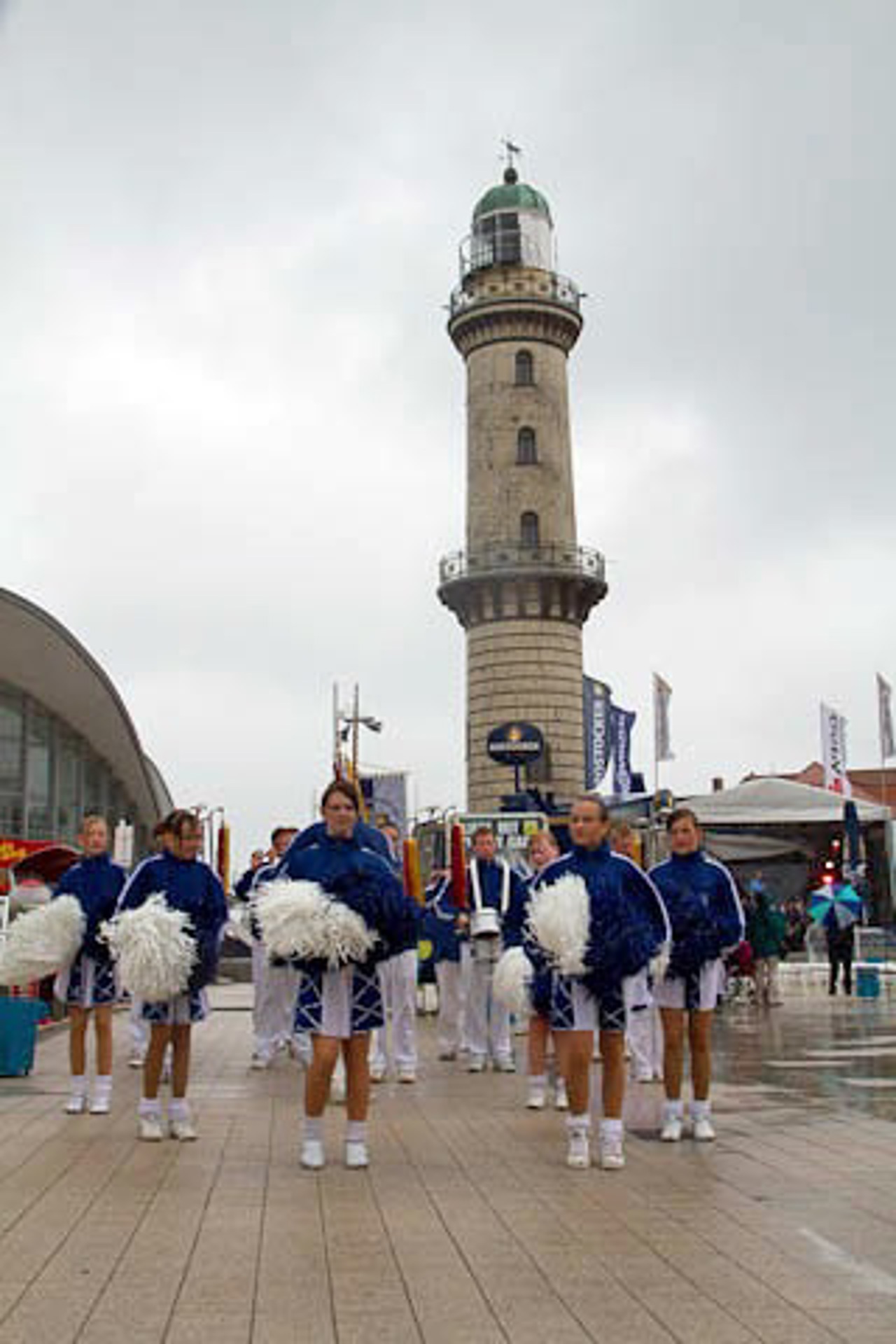 Spielmannszug aus Neuseddin am Leuchtturm von Warnemünde