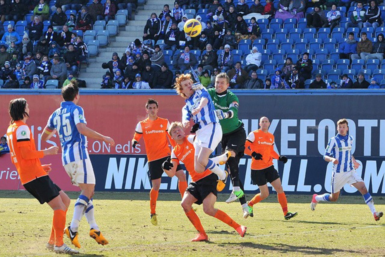 Ken Leemans (Hansa Rostock) im Duell mit Darmstadt-Keeper Jan Zimmermann
