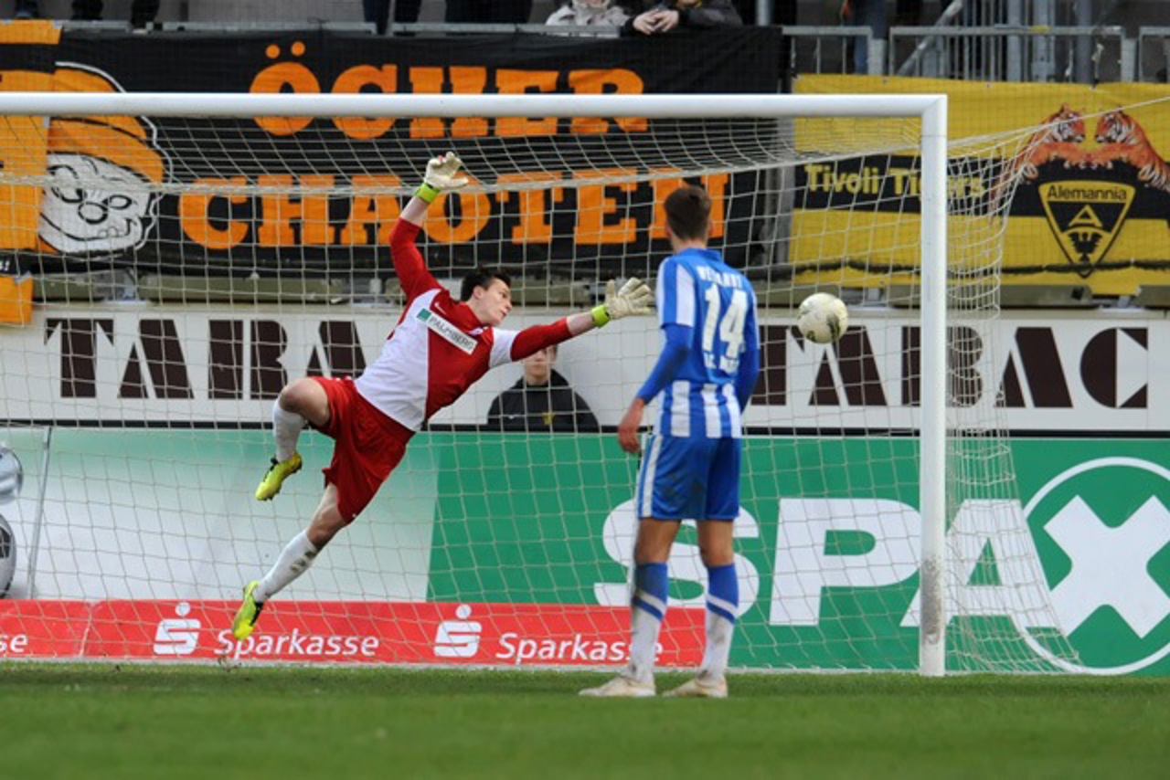 Kevin Müller (Hansa Rostock) kann den direkten Freistoß von Oguzhan Kefkir (Alemannia Aachen) nicht parieren