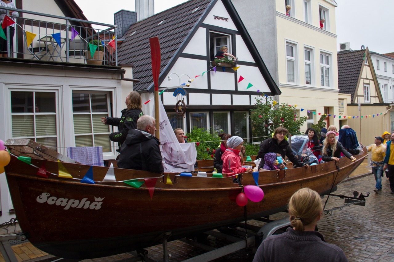 Bei einem Festumzug in Warnemünde werden auch schonmal die typischen Boote auf die Straße geholt.