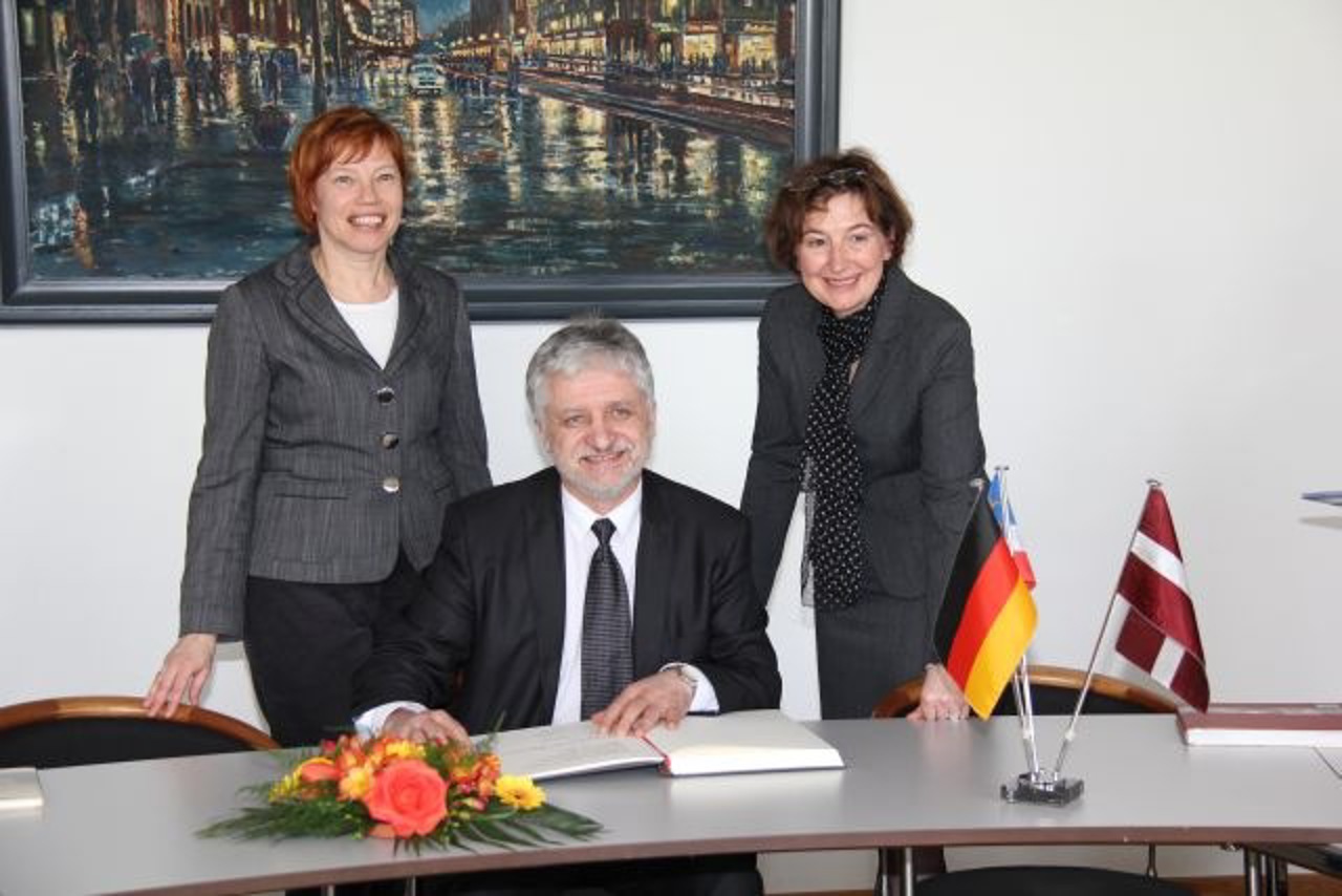 Prof. Dr. Janis Vucans beim Eintragen ins Gästebuch