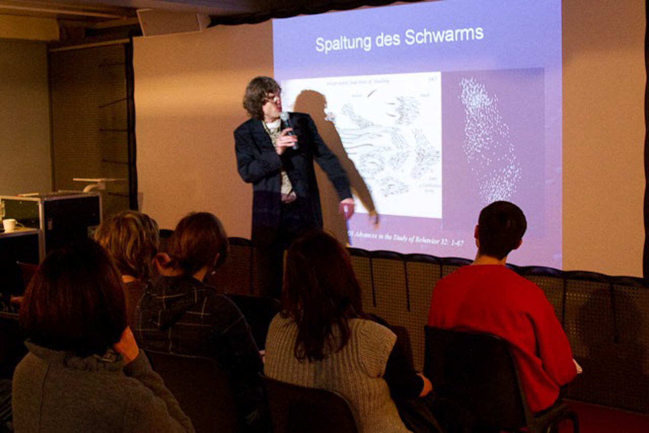 Verhaltensbiologie Prof. Dr. Jens Krause hält einen Vortrag in der Darwin-Box