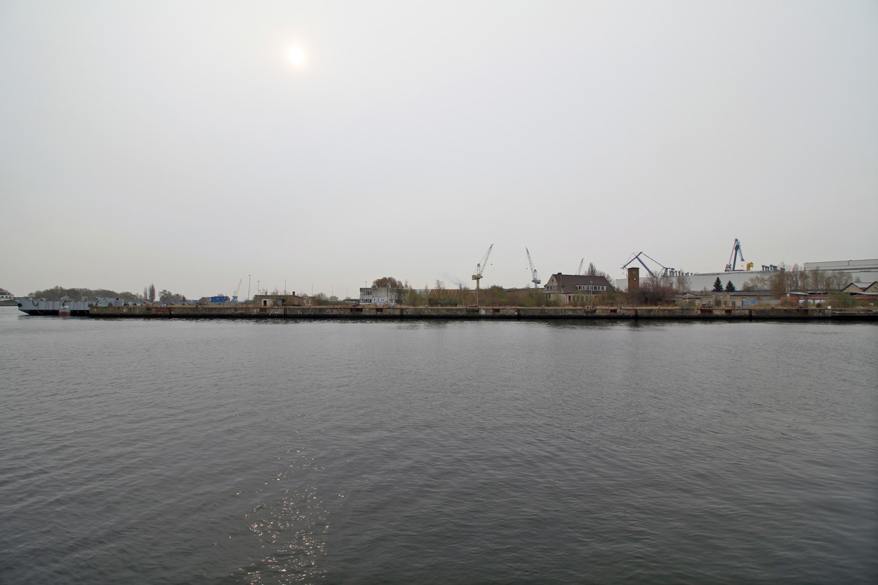 Auf dem Gelände am ehemaligen Werftbecken in Warnemünde soll ein neues Kreuzfahrtterminal entstehen