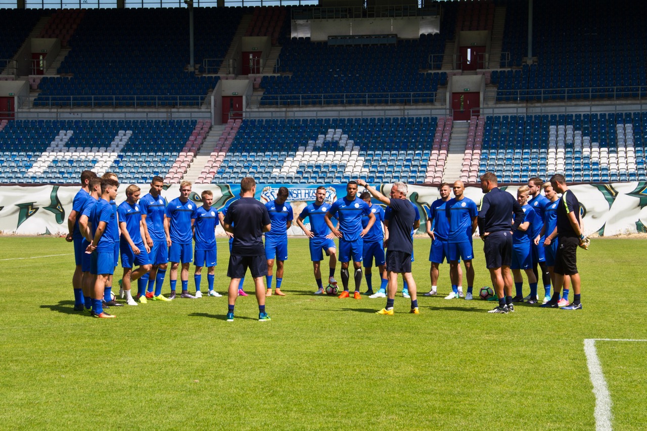 Erste Anweisungen des neuen Trainers Pavel Dotchev für die neue Mannschaft des FC Hansa Rostock beim Auftakttraining im Ostseestadion