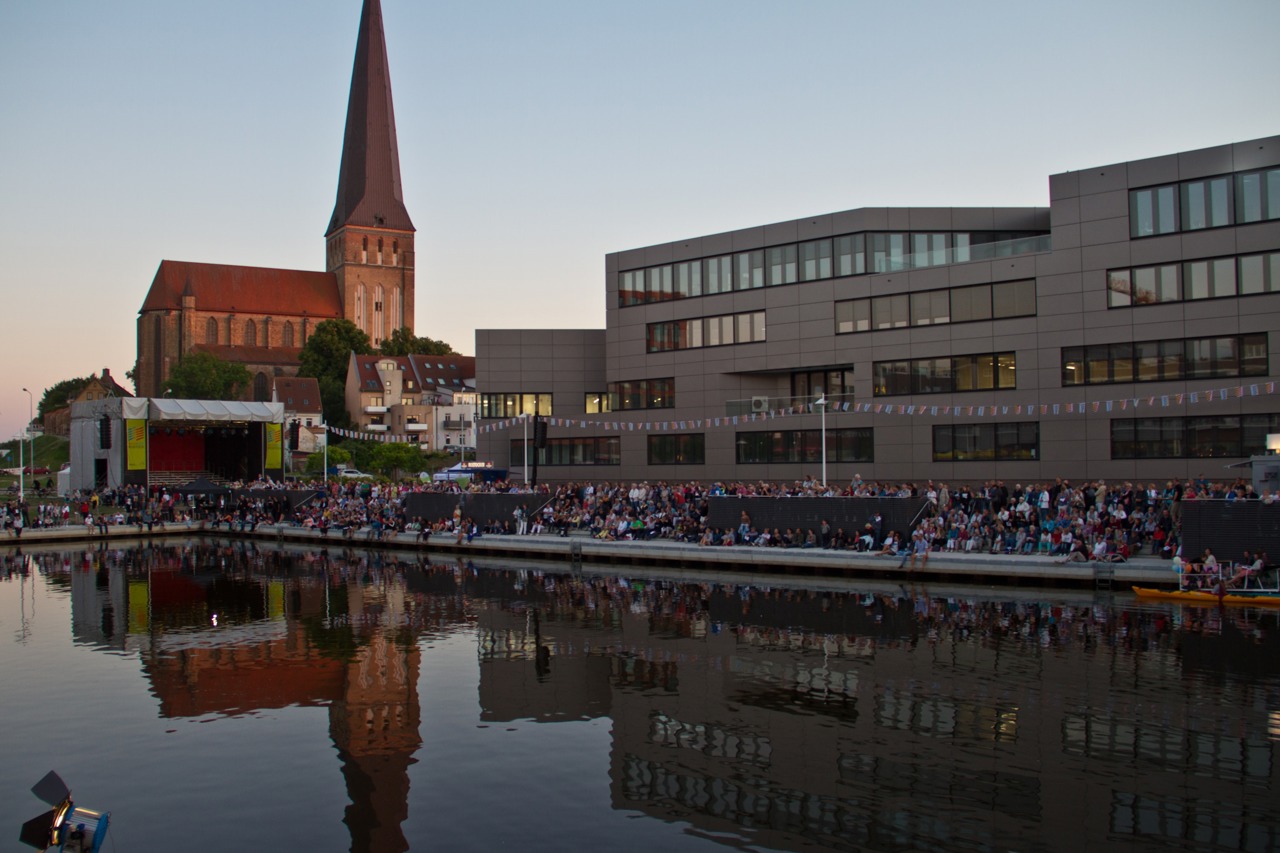 Über 1000 Menschen hatten sich zum Mitsingen um das Ludewigbecken zwischen Petrikirche und Warnow versammelt.