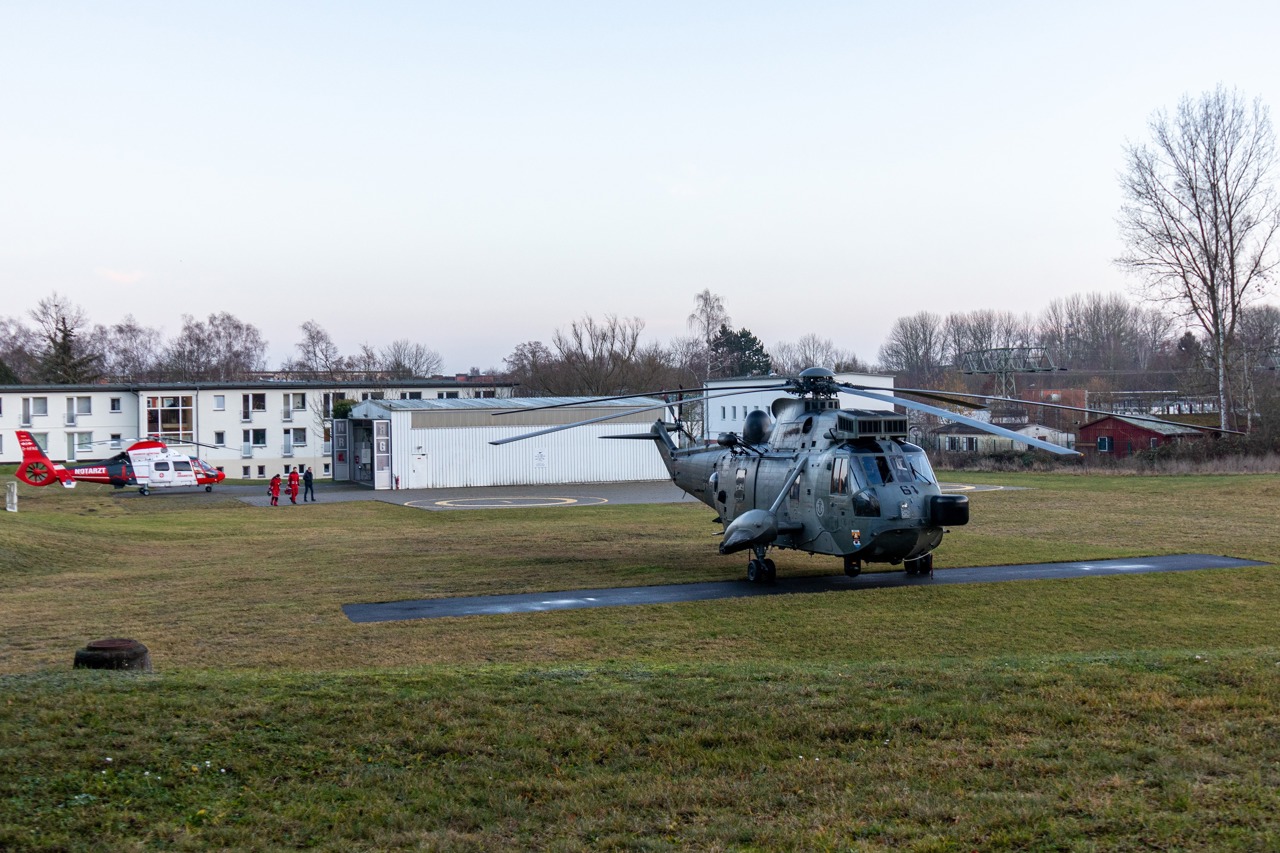 Sea King, dahinter der Intensivtransporthubschrauber „Christoph Rostock“