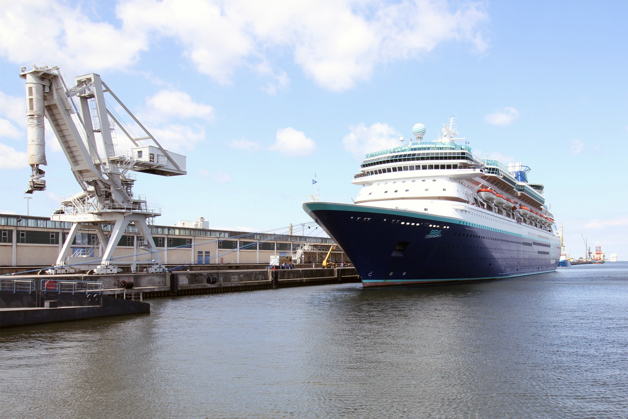 Das Kreuzfahrtschiff „Monarch“ im Seehafen Rostock