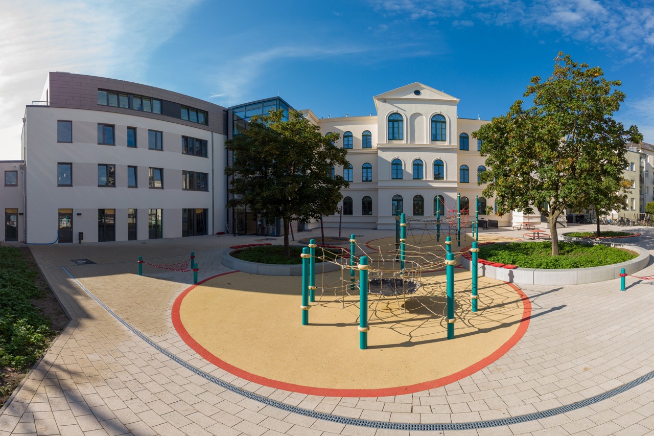 Die sanierte und erweiterte Heinrich-Heine-Grundschule in Rostock-Warnemünde
