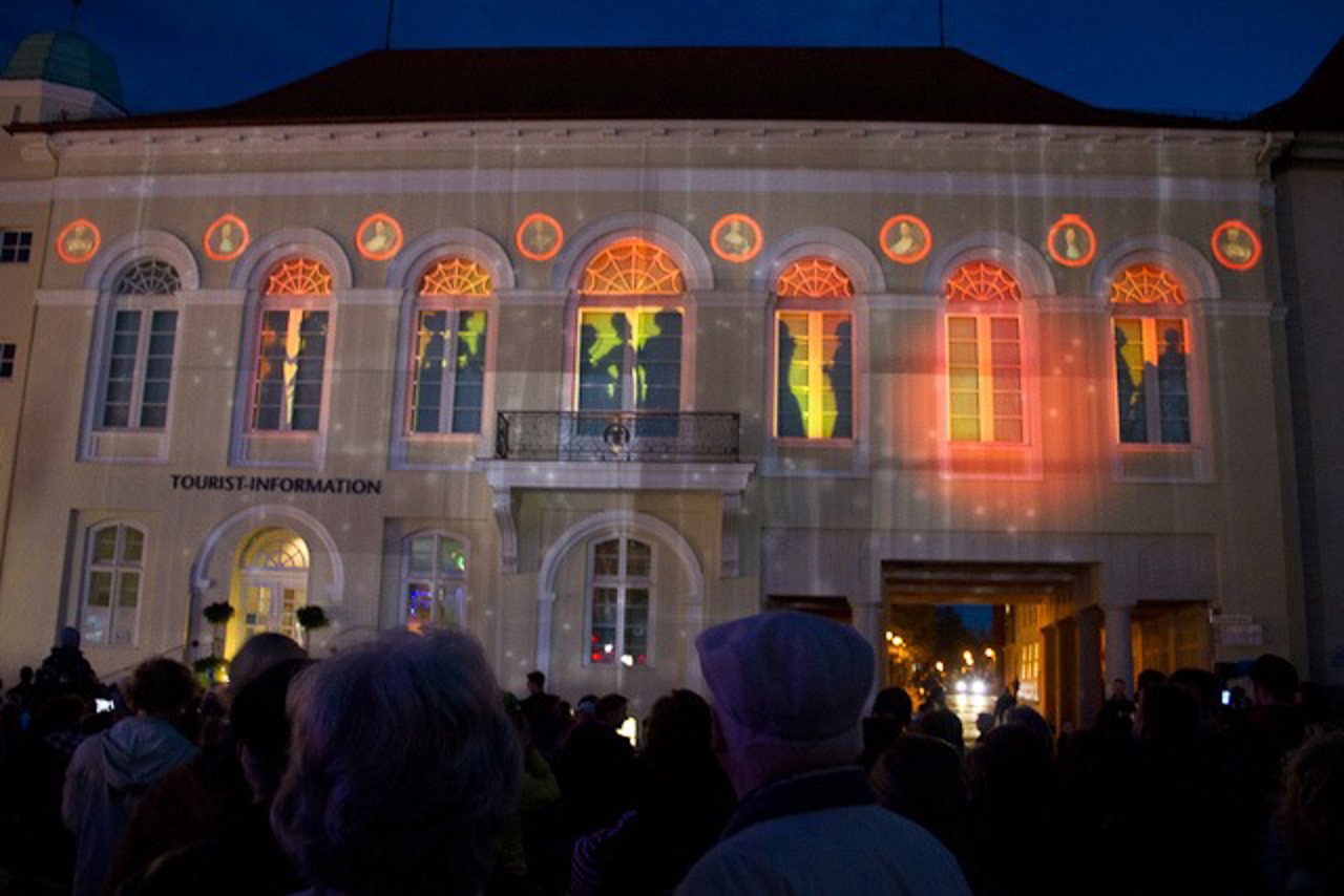 Die Pixelmappingshow auf dem Barocksaal führte zunächst in die Vergangenheit, als das Haus von den mecklenburgischen Herzögen für gesellschaftliche Vergnügungen benutzt wurde.
