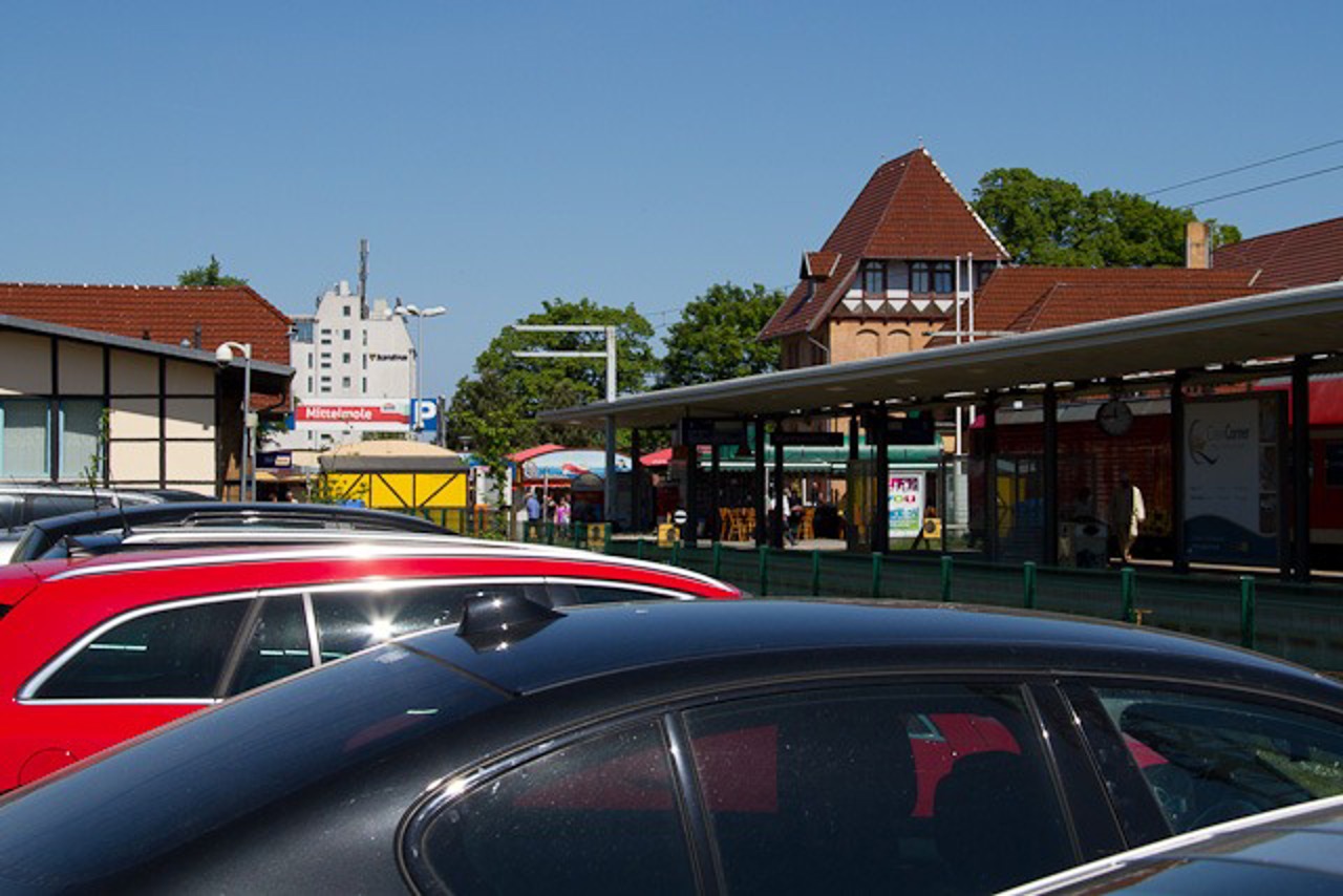 Parkplatz und Bahnhof befinden sich heute im Zentrum der Mittelmole in Warnemünde