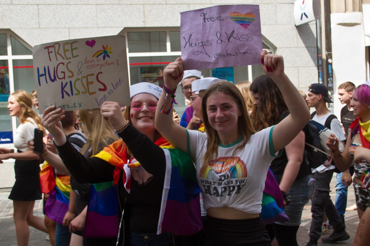 Kostenlose Umarmungen auf der CSD-Demo