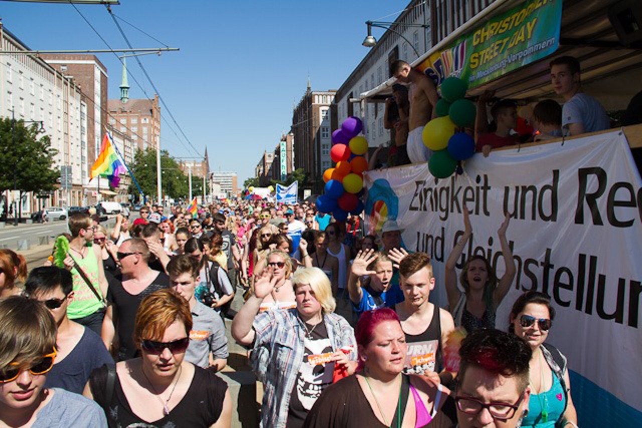 ... zwischen den Regenbogenfarben mischen sich aber viel mehr nicht-verkleidetes Partyvolk und Demonstranten