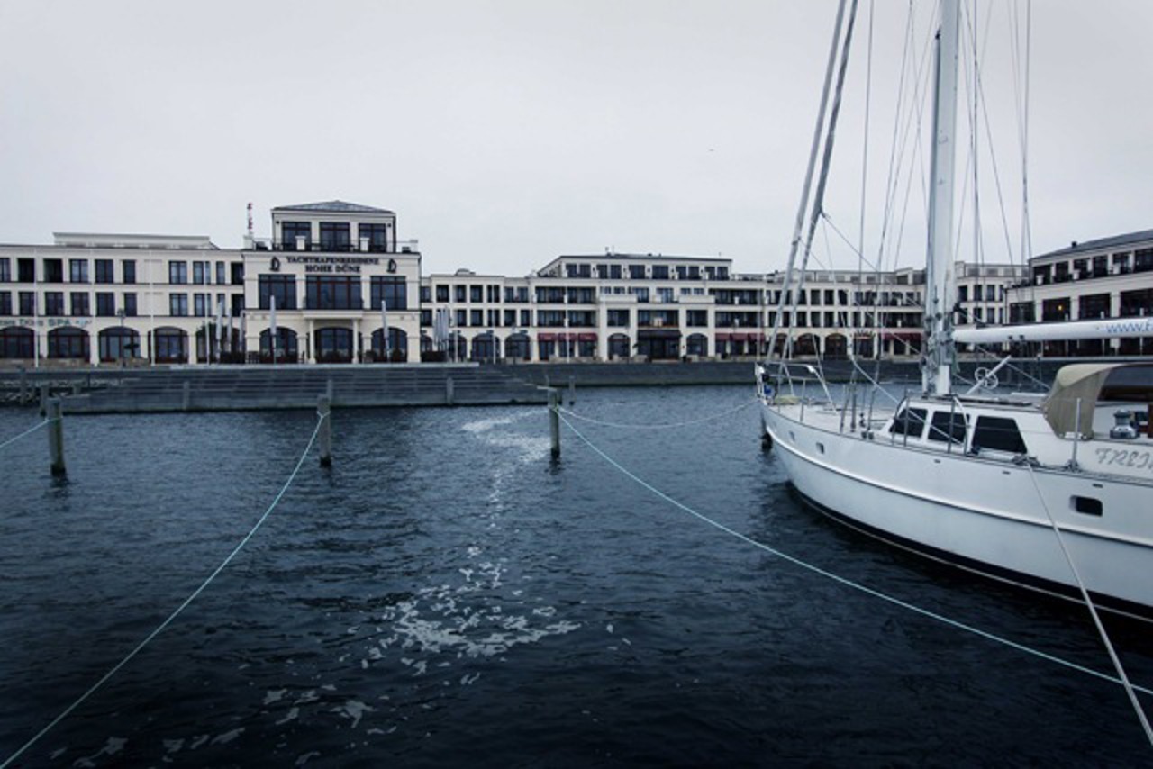 Blick auf Hotel und Yachthafen