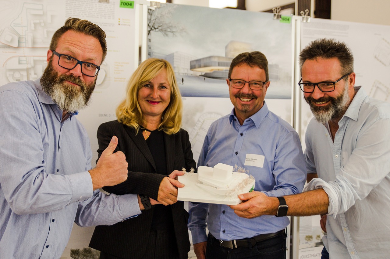 Theaterneubau in Rostock: OB Claus Ruhe Madsen, Bauherrin Sigrid Hecht, RGS-Aufsichtsratvorsitzender Rainer Albrecht und Theaterintendant Ralph Reichel präsentieren den Siegerentwurf (Foto: KOE)