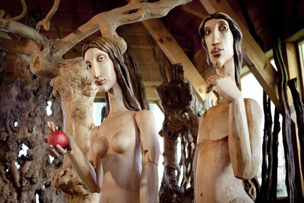 Adam und Eva - lebensgroße Figuren der Bildhauerin Michaela Bartonova erzählen die Geschichten aus der Bibel.