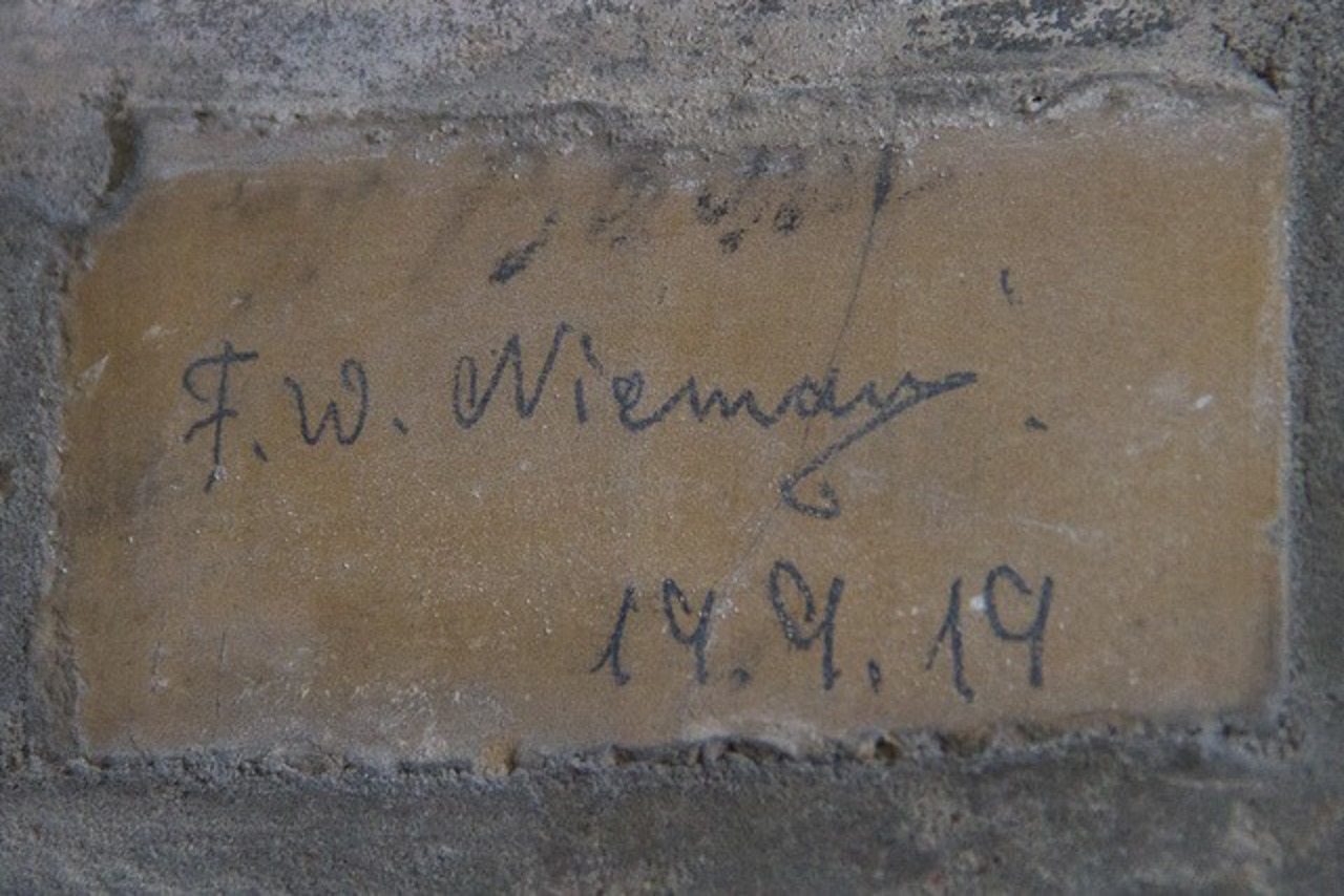 Schon vor hundert Jahren haben sich die Besucher mit Inschriften am Leuchtturm Warnemünde verewigt