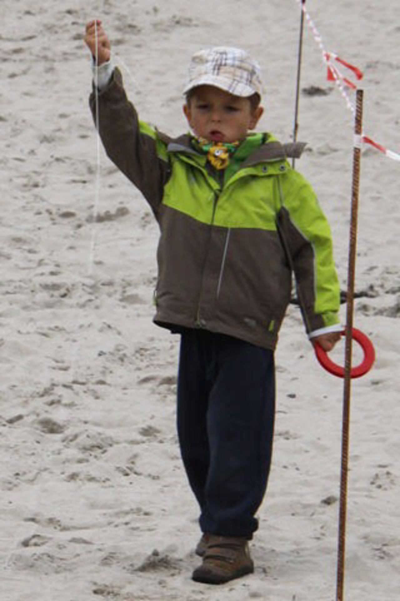 Der 5-jährige Edgar ist schon ein konzentrierter Drachenflieger