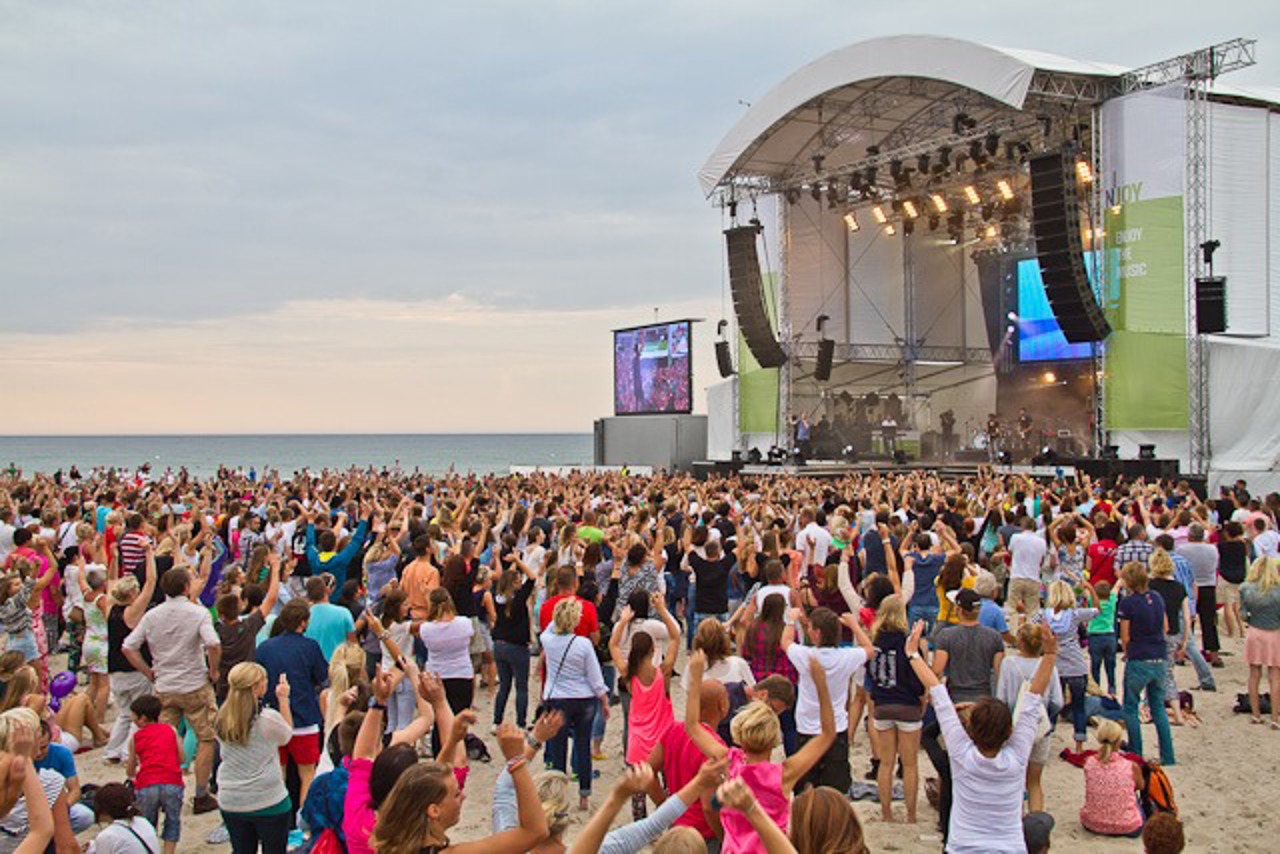 Zwei Tage gibt es auf der NDR-Bühne am Strand von Warnemünde Live-Musik.