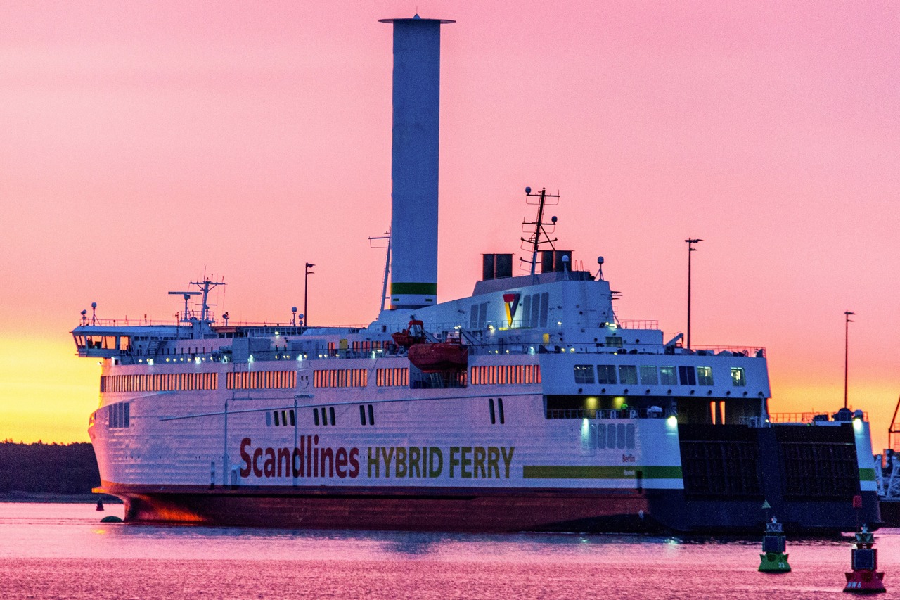 Scandlines-Fähre „Berlin“ mit installiertem Rotorsegel heute Morgen im Seehafen Rostock