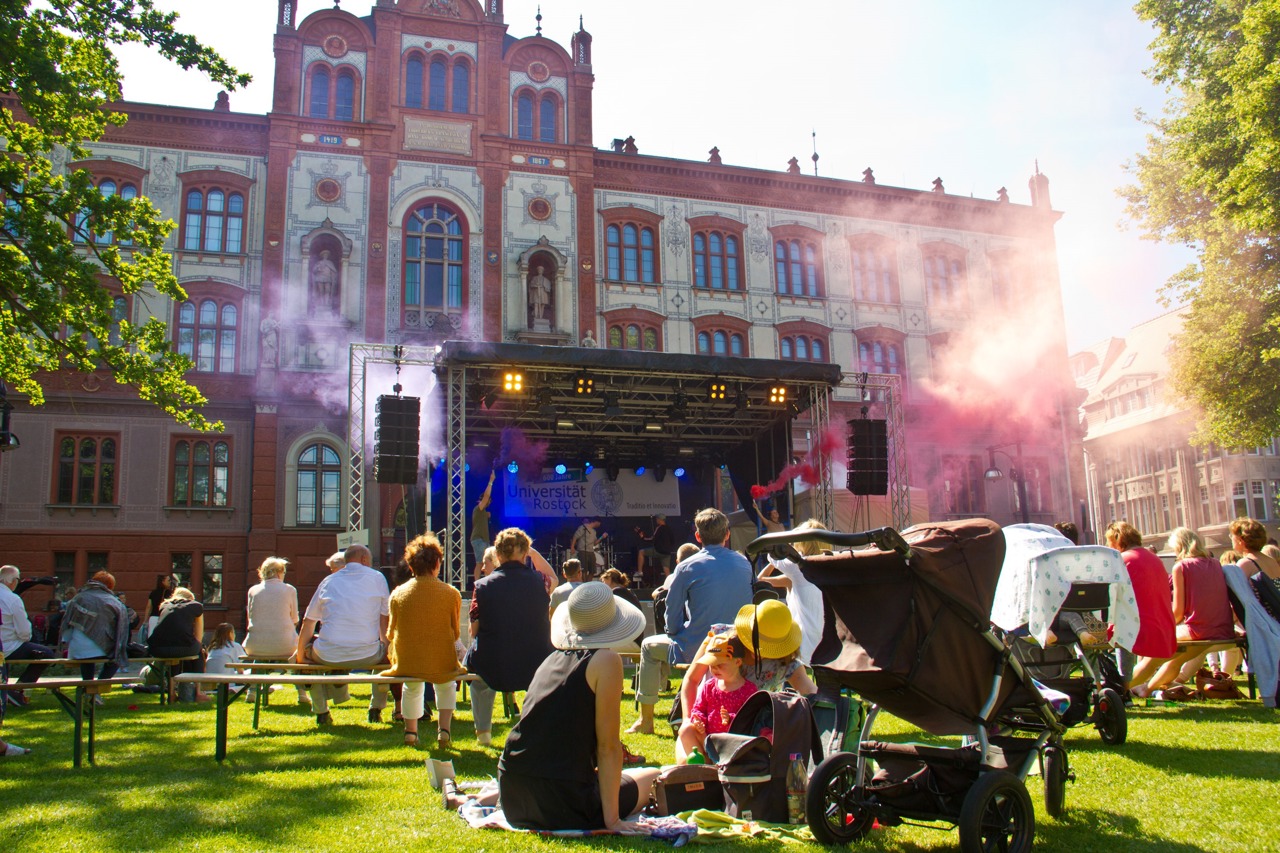Picknickstimmung und Hiphop-Alarm von Mac Fly auf dem Universitätsplatz